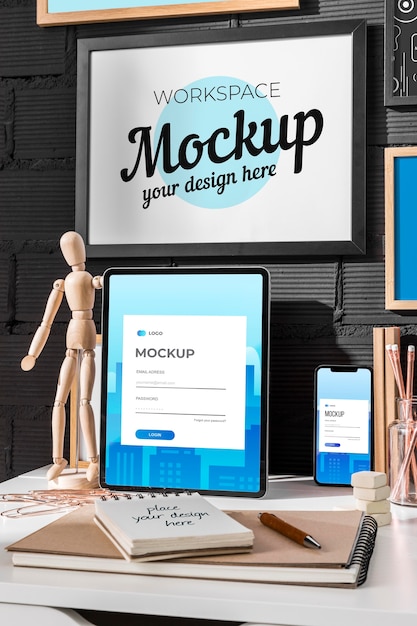 PSD mockup dell'area di lavoro con dispositivi