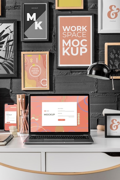 PSD mockup dell'area di lavoro con dispositivi