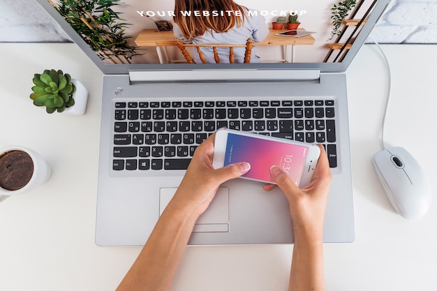 PSD workspace mockup con smartphone e laptop