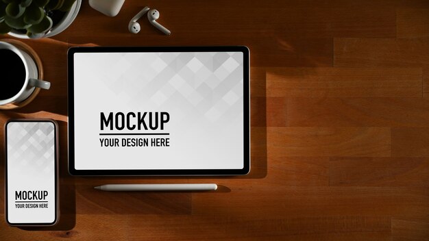 Area di lavoro con mockup di telefono e tablet digitale con tazza