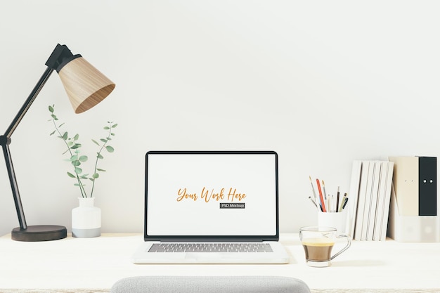 PSD モックアップ空白画面ラップトップコンピューターとワークスペース。 3dレンダリング。