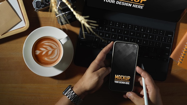 Tavolo da lavoro con mockup di laptop e telefono