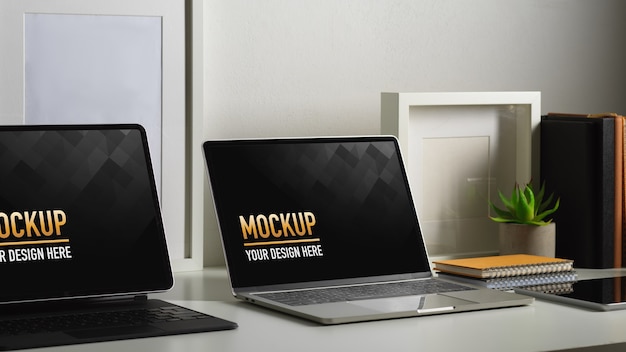 Tavolo da lavoro con mockup di laptop con pianta