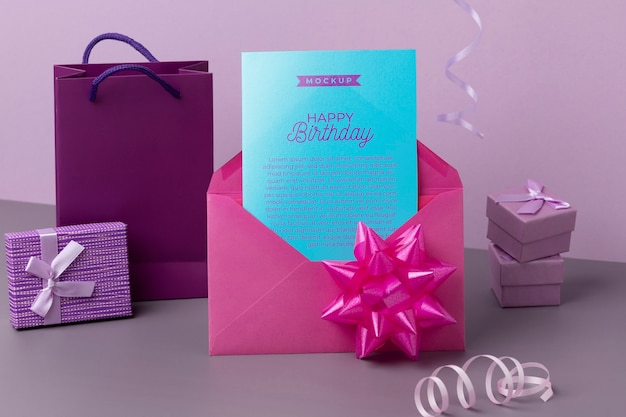 PSD wysoki kąt makiety zaproszenia urodzinowego z kopertą