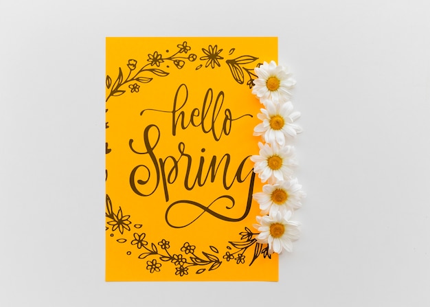 Mockup di carta gialla con fiori di primavera