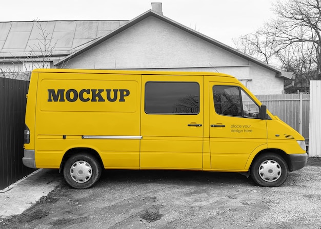 PSD un furgone giallo con la scritta mockup sulla fiancata