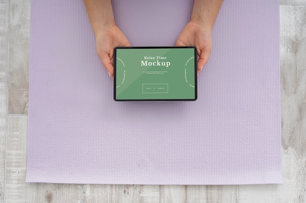 Stuoia di yoga mock-up sul pavimento