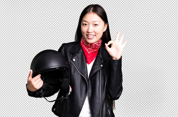 Молодой взрослый симпатичный азиатский мотоциклист с кожаной курткой и концепцией шлема