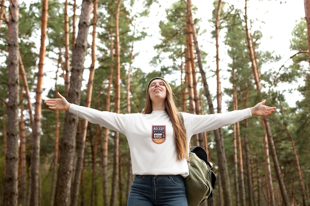 Maglietta da portare dell'abbigliamento della foresta del giovane adulto