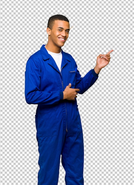 PSD Молодой афро американский рабочий человек, указывая пальцем в сторону в боковом положении