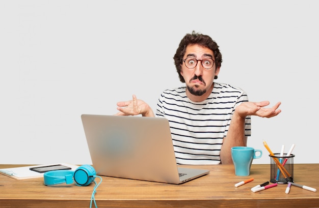 PSD giovane graphic designer con la barba con un computer portatile