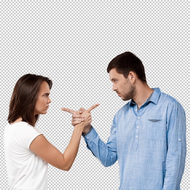 灰色の壁の上でポーズをとっている美しい若い夫婦
