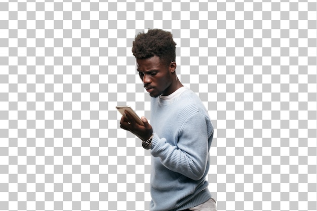 Молодой черный человек, используя смарт-мобильный телефон