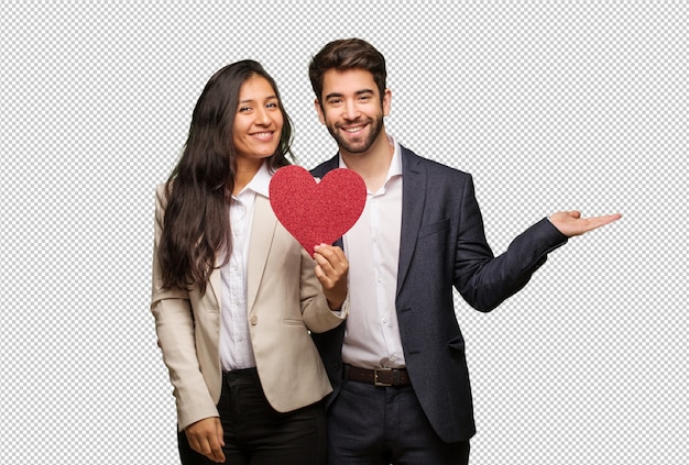 Giovane coppia in giorno di san valentino tenendo qualcosa con le mani