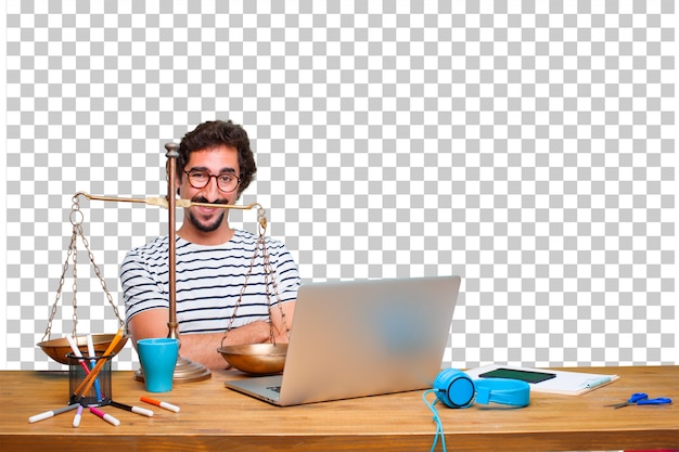 Молодой сумасшедший графический дизайнер на столе с ноутбуком и с справедливым балансом или масштабом