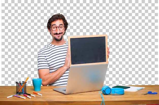 Молодой сумасшедший графический дизайнер на столе с ноутбуком и с плакатом