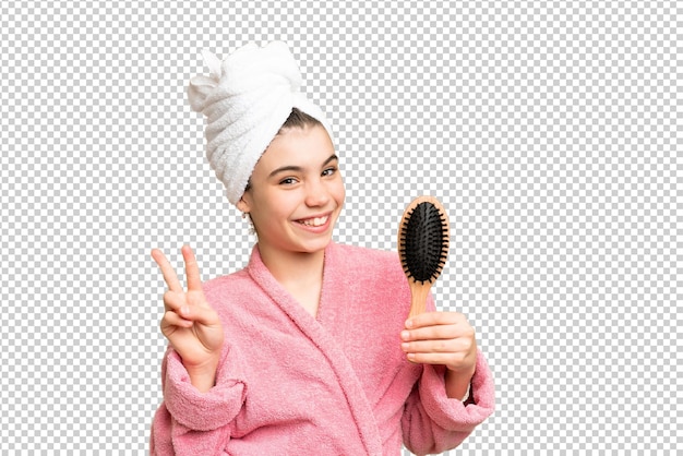 笑顔で勝利のサインを示すの毛をかぶった若い女の子