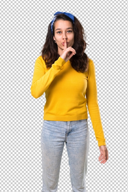 PSD Молодая девушка с желтым свитером и голубой банданой на голове с признаком закрытия рот