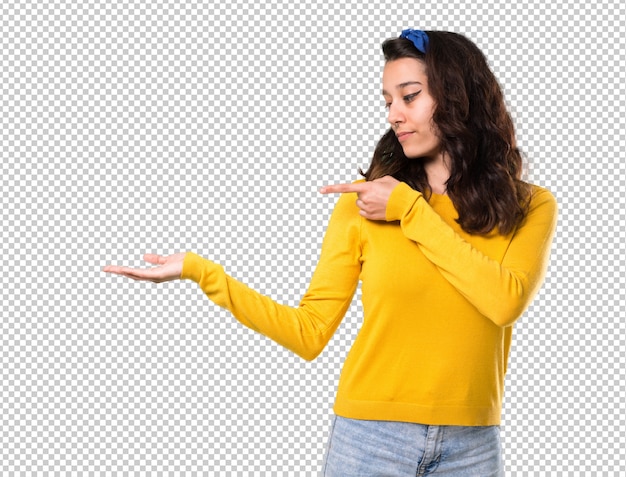 PSD ragazza con il maglione giallo e la bandana blu sulla sua testa che tiene copyspace