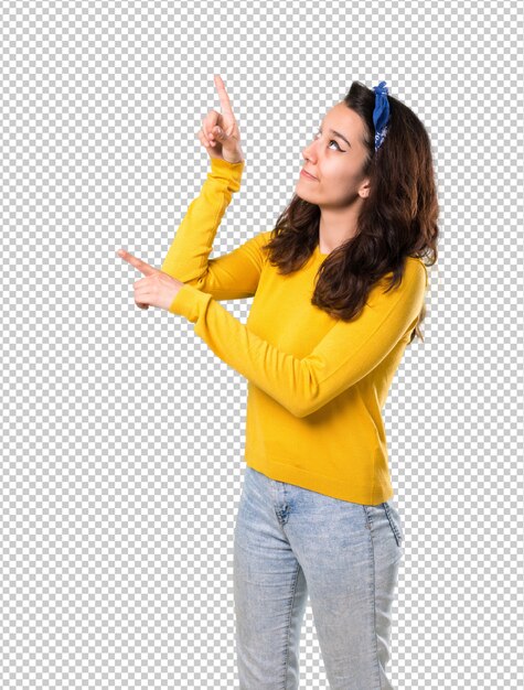 PSD giovane ragazza con maglione giallo e blu bandana sulla sua testa che punta con il dito indice