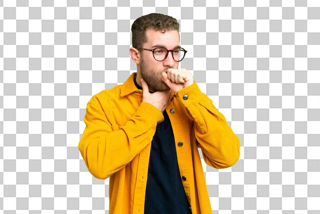 若いハンサムな金の男性が孤立したクロマキー背景でたくさん咳をしています
