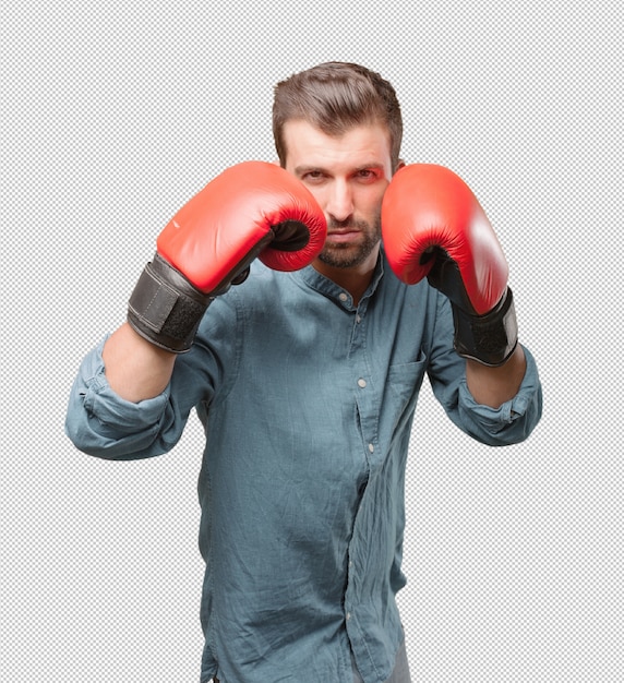 Giovane uomo bello con i guantoni da boxe