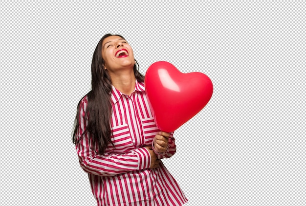 Giovane donna indiana che celebra san valentino