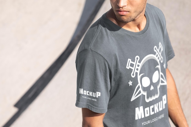 PSD giovane skateboarder maschio con t-shirt mock-up