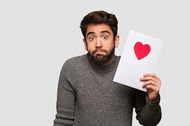 Giovane uomo festeggia il giorno di san valentino