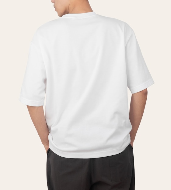 특대 티셔츠 모형 Psd, 디자인을 위한 템플릿을 입은 청년.