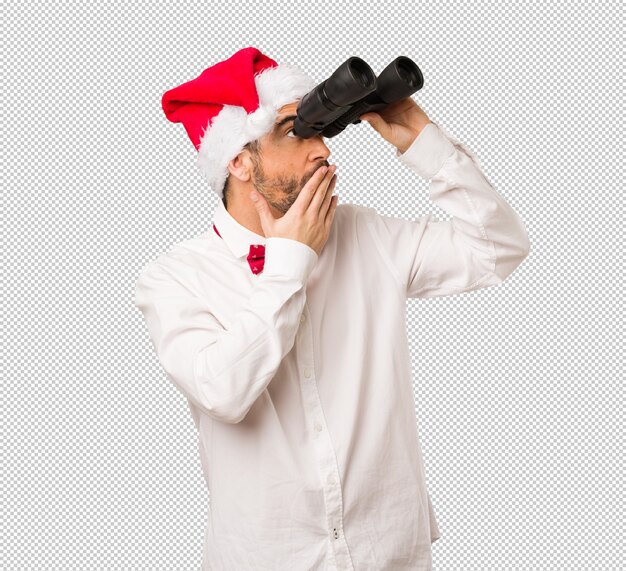 PSD 크리스마스에 산타 클로스 모자를 쓰고 젊은 남자