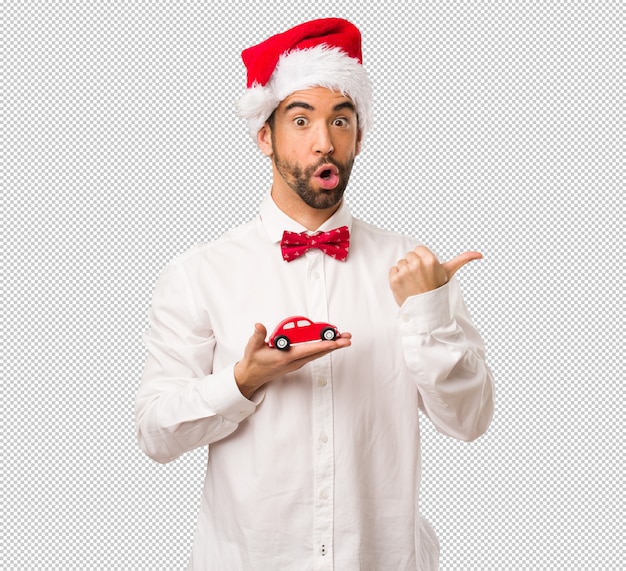 Молодой человек в шляпе Санта-Клауса на Рождество