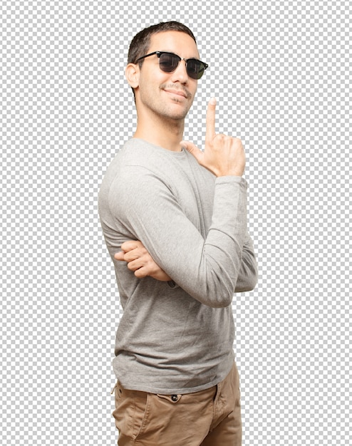 Молодой человек, одетый в солнцезащитные очки и делая жесты