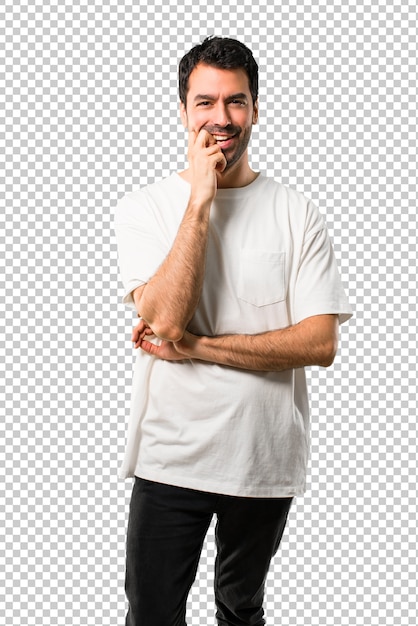 Молодой человек в белой рубашке, улыбаясь со сладким выражением лица