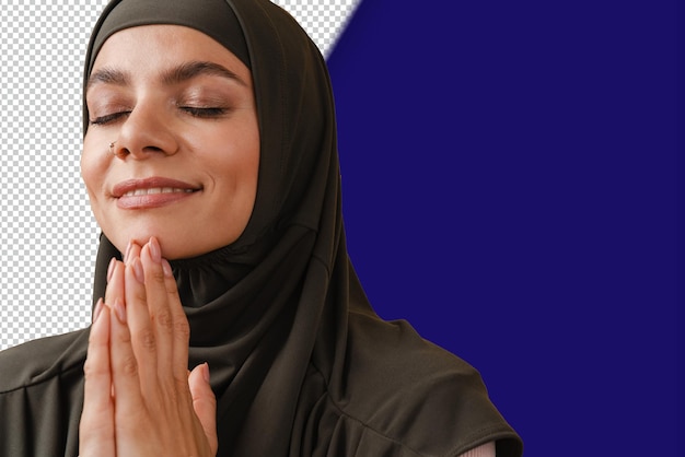PSD Молодая мусульманка в хиджабе улыбается и делает молитвенный жест