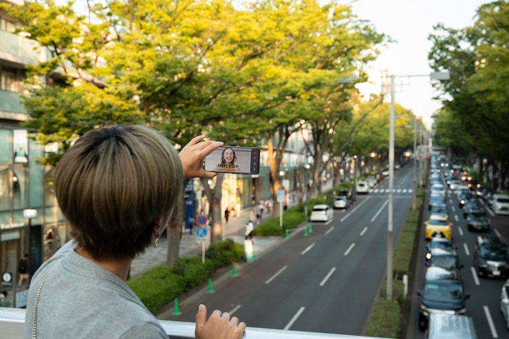 PSD 電話のモックアップを使用して若い人