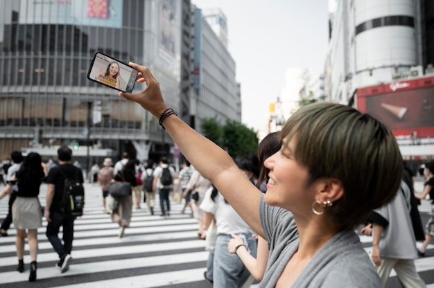 Giovane che usa il mockup del telefono