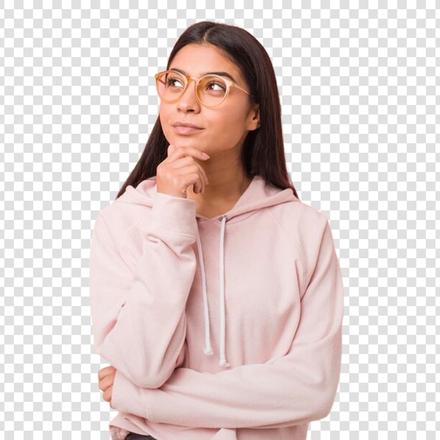 カジュアルなスポーツ服を着た若い美しいアラブ人女性が透明に疑念を抱いて横を見ています