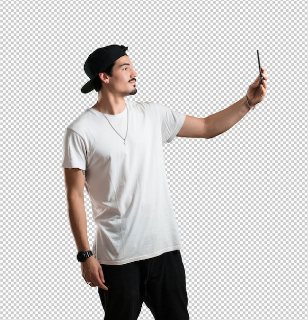 PSD 자신감과 쾌활 한 젊은 랩퍼 남자는 selfie를 복용