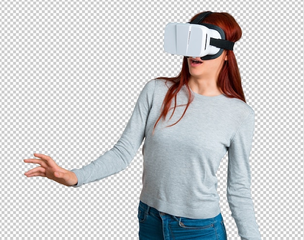 PSD giovane ragazza rossa utilizzando occhiali vr. esperienza di realtà virtuale