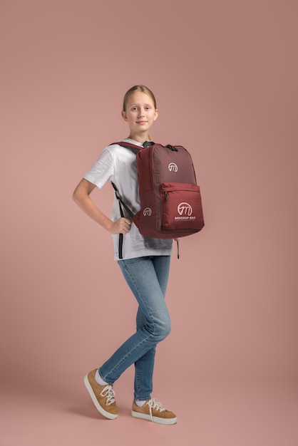 PSD バックパックのモックアップを運ぶ若い10代の少女