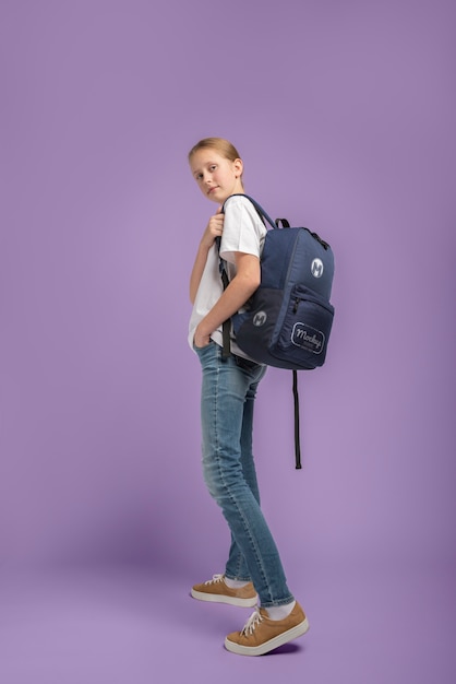 Молодая девочка-подросток с макетом рюкзака