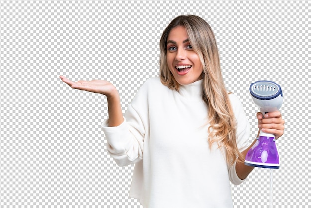ショックを受けた顔の表情で孤立した背景の上に鉄を握る若いウルグアイの女性