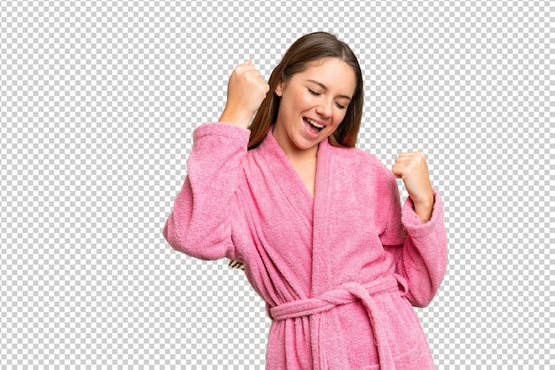 勝利を祝う孤立したクロマキー背景の上に浴衣を着た若い女性