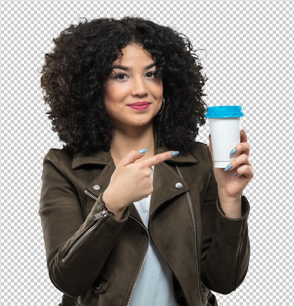 Молодая женщина держит кофе