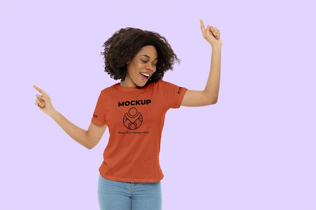 Tシャツのモックアップを着た若い女性