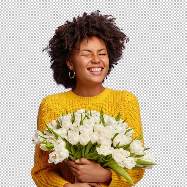 白い花の花束を握っているアフロのヘアカットの若い女性