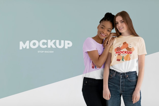 Giovani donne che rappresentano il concetto di inclusione con t-shirt mock-up