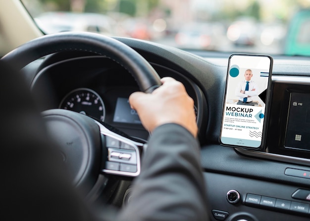 PSD zakenman in auto met telefoonmodel