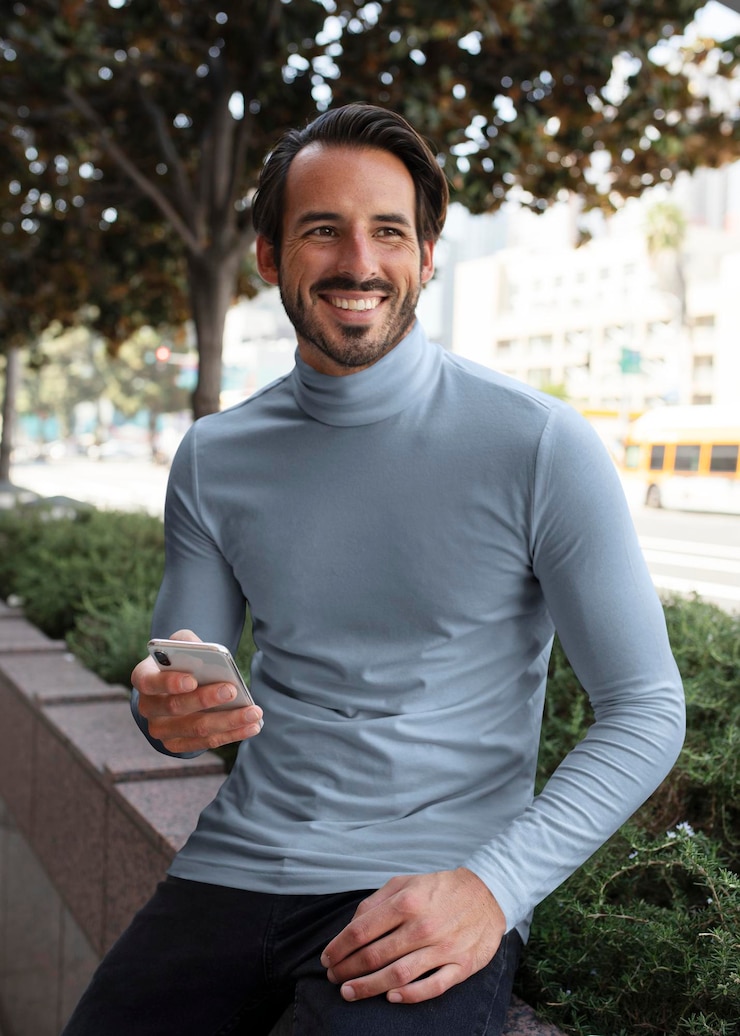 PSD zakenman in turtleneck mockup psd zit en glimlacht in de stad